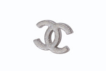 Load image into Gallery viewer, 極美品 CHANEL シャネル ピアス ココマーク 両耳 12C刻印 メタル 4.0g ホワイト シルバーグリッダー 中古 4b003959