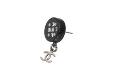 Load image into Gallery viewer, 極美品 CHANEL シャネル ピアス 丸ボタン ぶら下がりココマーク 10P刻印 2.4g プラスチック メタル ブラック 中古 4b003981