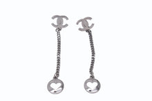 Load image into Gallery viewer, 極美品 CHANEL シャネル ピアス ココマーク ドロップチェーン くり抜きハート 06P刻印 メタル メタルブラック金具 中古 4b003980