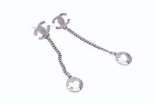 Load image into Gallery viewer, 極美品 CHANEL シャネル ピアス ココマーク ドロップチェーン くり抜きハート 06P刻印 メタル メタルブラック金具 中古 4b003980