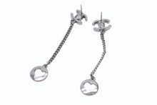 Load image into Gallery viewer, 極美品 CHANEL シャネル ピアス ココマーク ドロップチェーン くり抜きハート 06P刻印 メタル メタルブラック金具 中古 4b003980