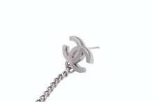 Load image into Gallery viewer, 極美品 CHANEL シャネル ピアス ココマーク ドロップチェーン くり抜きハート 06P刻印 メタル メタルブラック金具 中古 4b003980