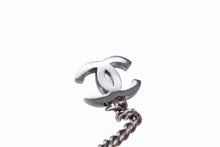 Load image into Gallery viewer, 極美品 CHANEL シャネル ピアス ココマーク ドロップチェーン くり抜きハート 06P刻印 メタル メタルブラック金具 中古 4b003980
