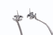 Load image into Gallery viewer, 極美品 CHANEL シャネル ピアス ココマーク ドロップチェーン くり抜きハート 06P刻印 メタル メタルブラック金具 中古 4b003980