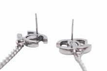 Load image into Gallery viewer, 極美品 CHANEL シャネル ピアス ココマーク ドロップチェーン くり抜きハート 06P刻印 メタル メタルブラック金具 中古 4b003980