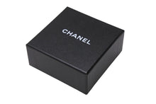 Load image into Gallery viewer, 極美品 CHANEL シャネル ピアス ココマーク ドロップチェーン くり抜きハート 06P刻印 メタル メタルブラック金具 中古 4b003980