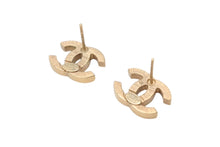 Load image into Gallery viewer, 極美品 CHANEL シャネル ピアス 両耳 ココマーク アクセサリー ラインストーン 06A刻印 GP 3.6g ゴールド 中古 4b003961