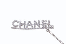 Load image into Gallery viewer, 極美品 CHANEL シャネル ココマーク ブローチ 重量約12.1g 02P刻印 ブランドロゴ ラインストーン メタル シルバー クリア 中古 4b003968