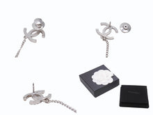 Load image into Gallery viewer, 極美品 CHANEL シャネル ココマーク ブローチ 重量約12.1g 02P刻印 ブランドロゴ ラインストーン メタル シルバー クリア 中古 4b003968