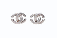 Load image into Gallery viewer, 極美品 CHANEL シャネル ココマーク フープ ピアス スクエア柄 両耳 01P刻印 2.4g メタル シルバー 中古 4b003970