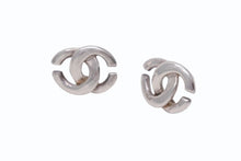 Load image into Gallery viewer, 極美品 CHANEL シャネル ココマーク フープ ピアス スクエア柄 両耳 01P刻印 2.4g メタル シルバー 中古 4b003970
