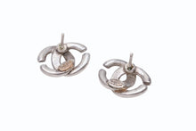 Load image into Gallery viewer, 極美品 CHANEL シャネル ココマーク フープ ピアス スクエア柄 両耳 01P刻印 2.4g メタル シルバー 中古 4b003970