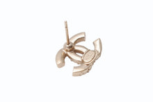 Load image into Gallery viewer, 極美品 CHANEL シャネル ココマーク ピアス 片耳 C21K刻印 アクセサリー GP ラインストーン 1.4g ゴールド 中古 4b003960