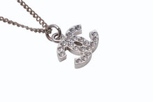 Load image into Gallery viewer, 極美品 CHANEL シャネル ココマーク ネックレス ラインストーン アクセサリー 06V刻印 メタル シルバー 4g 中古 4b003942