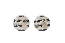 Load image into Gallery viewer, 極美品 CHANEL シャネル イヤリング 両耳 ボーダー丸ボタン ココマーク＆パール＆リボンモチーフ 08A刻印 4.0g クリア ブラック ホワイト 中古 4b003973