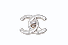 Load image into Gallery viewer, CHANEL シャネル ココマーク ブローチ 重量約16.7g 96P刻印 ターンロック シルバー メタル 美品 中古 4b003972