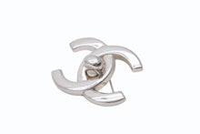 Load image into Gallery viewer, CHANEL シャネル ココマーク ブローチ 重量約16.7g 96P刻印 ターンロック シルバー メタル 美品 中古 4b003972