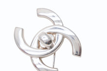 Load image into Gallery viewer, CHANEL シャネル ココマーク ブローチ 重量約16.7g 96P刻印 ターンロック シルバー メタル 美品 中古 4b003972
