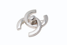 Load image into Gallery viewer, CHANEL シャネル ココマーク ブローチ 重量約16.7g 96P刻印 ターンロック シルバー メタル 美品 中古 4b003972