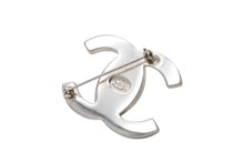 Load image into Gallery viewer, CHANEL シャネル ココマーク ブローチ 重量約16.7g 96P刻印 ターンロック シルバー メタル 美品 中古 4b003972