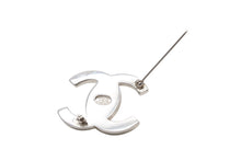 Load image into Gallery viewer, CHANEL シャネル ココマーク ブローチ 重量約16.7g 96P刻印 ターンロック シルバー メタル 美品 中古 4b003972