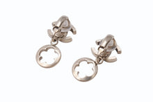 Load image into Gallery viewer, CHANEL シャネル フラワー カメリア ココマーク 06P刻印 重量約5.1g イヤリング GP ゴールド 美品 中古 4b003976