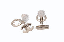 Load image into Gallery viewer, CHANEL シャネル フラワー カメリア ココマーク 06P刻印 重量約5.1g イヤリング GP ゴールド 美品 中古 4b003976