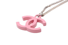 Load image into Gallery viewer, CHANEL シャネル ココマーク 04C刻印 重量約5.7 チェーンネックレス ピンク メタル GP シルバー 美品 中古 4b003979