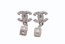 Load image into Gallery viewer, CHANEL シャネル ピアス ココマーク スクエアボックス A11A刻印 重量約4.1g GP ラインストーン シルバー 美品 中古 4b003945