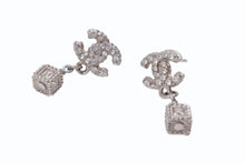 Load image into Gallery viewer, CHANEL シャネル ピアス ココマーク スクエアボックス A11A刻印 重量約4.1g GP ラインストーン シルバー 美品 中古 4b003945