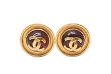 Load image into Gallery viewer, CHANEL シャネル イヤリング ターンロック グリポア カラーストーン ココマーク 95P刻印 重量約19.5 GP ゴールド ワインレッド 美品 中古 4b003975