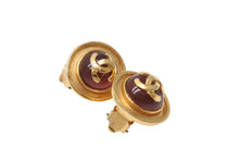 Load image into Gallery viewer, CHANEL シャネル イヤリング ターンロック グリポア カラーストーン ココマーク 95P刻印 重量約19.5 GP ゴールド ワインレッド 美品 中古 4b003975