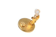 Load image into Gallery viewer, CHANEL シャネル イヤリング ターンロック グリポア カラーストーン ココマーク 95P刻印 重量約19.5 GP ゴールド ワインレッド 美品 中古 4b003975