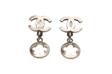 Load image into Gallery viewer, CHANEL シャネル フラワー カメリア ココマーク 06P刻印 重量約5.1g イヤリング GP ゴールド 美品 中古 4b003976