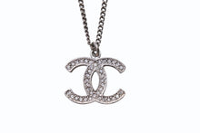 Load image into Gallery viewer, CHANEL シャネル ココマーク ネックレス 重量約7.5g 07A刻印 全長約42cm ラインストーン メタル シルバー クリア 美品 中古 4b003982