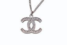 Load image into Gallery viewer, CHANEL シャネル ココマーク ネックレス 重量約7.5g 07A刻印 全長約42cm ラインストーン メタル シルバー クリア 美品 中古 4b003982