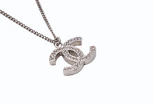 Load image into Gallery viewer, CHANEL シャネル ココマーク ネックレス 重量約7.5g 07A刻印 全長約42cm ラインストーン メタル シルバー クリア 美品 中古 4b003982