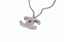 Load image into Gallery viewer, CHANEL シャネル ココマーク ネックレス 重量約7.5g 07A刻印 全長約42cm ラインストーン メタル シルバー クリア 美品 中古 4b003982