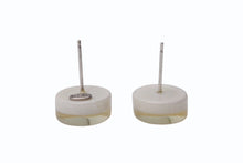 Load image into Gallery viewer, CHANEL シャネル ピアス 丸ボタン ココマーク 99A刻印 両耳 2.1g プラスチック メタル クリア ホワイト シルバー 美品 中古 4b003984