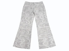 Load image into Gallery viewer, 新品同様 CHANEL シャネル 2025年 ココ ビーチ コレクション プリント フレア デニムパンツ グレー ホワイト コットン P78561V71097 サイズ46 中古 4b004013