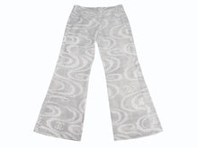 Load image into Gallery viewer, 新品同様 CHANEL シャネル 2025年 ココ ビーチ コレクション プリント フレア デニムパンツ グレー ホワイト コットン P78561V71097 サイズ46 中古 4b004013