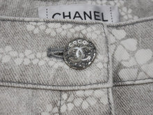 Load image into Gallery viewer, 新品同様 CHANEL シャネル 2025年 ココ ビーチ コレクション プリント フレア デニムパンツ グレー ホワイト コットン P78561V71097 サイズ46 中古 4b004013