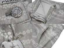 Load image into Gallery viewer, 新品同様 CHANEL シャネル 2025年 ココ ビーチ コレクション プリント フレア デニムパンツ グレー ホワイト コットン P78561V71097 サイズ46 中古 4b004013