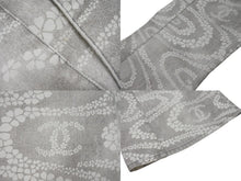 Load image into Gallery viewer, 新品同様 CHANEL シャネル 2025年 ココ ビーチ コレクション プリント フレア デニムパンツ グレー ホワイト コットン P78561V71097 サイズ46 中古 4b004013