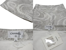 Load image into Gallery viewer, 新品同様 CHANEL シャネル 2025年 ココ ビーチ コレクション プリント フレア デニムパンツ グレー ホワイト コットン P78561V71097 サイズ46 中古 4b004013