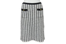 Load image into Gallery viewer, 極美品 CHANEL BOUTIQUE シャネル ブティック ツイード ニット スカート ブラック ホワイト 黒 白 ボトムス ココボタン ココマーク ロゴ 中古 4b004015