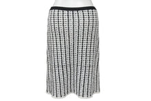 Load image into Gallery viewer, 極美品 CHANEL BOUTIQUE シャネル ブティック ツイード ニット スカート ブラック ホワイト 黒 白 ボトムス ココボタン ココマーク ロゴ 中古 4b004015