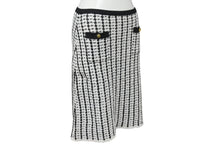 Load image into Gallery viewer, 極美品 CHANEL BOUTIQUE シャネル ブティック ツイード ニット スカート ブラック ホワイト 黒 白 ボトムス ココボタン ココマーク ロゴ 中古 4b004015