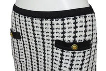 Load image into Gallery viewer, 極美品 CHANEL BOUTIQUE シャネル ブティック ツイード ニット スカート ブラック ホワイト 黒 白 ボトムス ココボタン ココマーク ロゴ 中古 4b004015