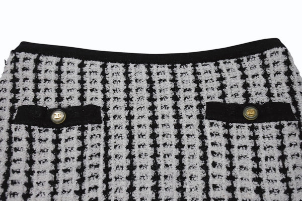 Very Good Condition CHANEL BOUTIQUE Chanel Boutique Tweed Knit Skirt Black White Bottoms Coco Button Coco Mark Logo Used 4b004015